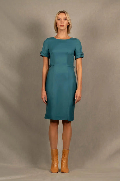 Cette robe en laine couleur bleu pacifique a une coupe cintrée mi-longue avec encolure ronde, découpes structurantes devant et dos, petite fente sur le côté gauche et fermeture zippée au milieu du dos.