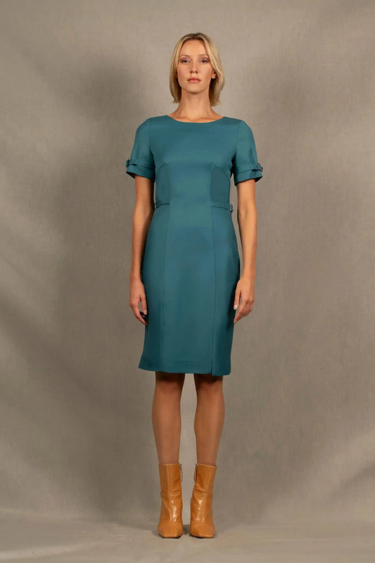 Cette robe en laine couleur bleu pacifique a une coupe cintrée mi-longue avec encolure ronde, découpes structurantes devant et dos, petite fente sur le côté gauche et fermeture zippée au milieu du dos.
