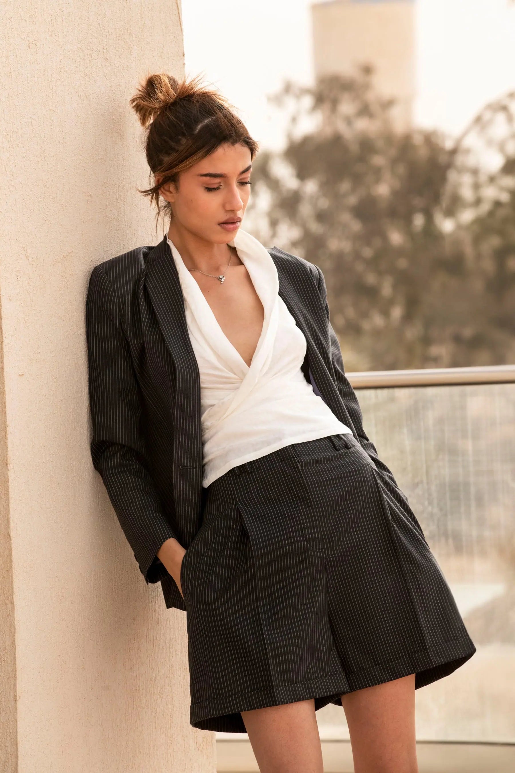 Short tailleur femme couleur terra cotta en 100% laine, taille haute, plis marqués sur le devant, deux poches latérales, longueur mi-cuisse. Coupe évasée sur le bas.