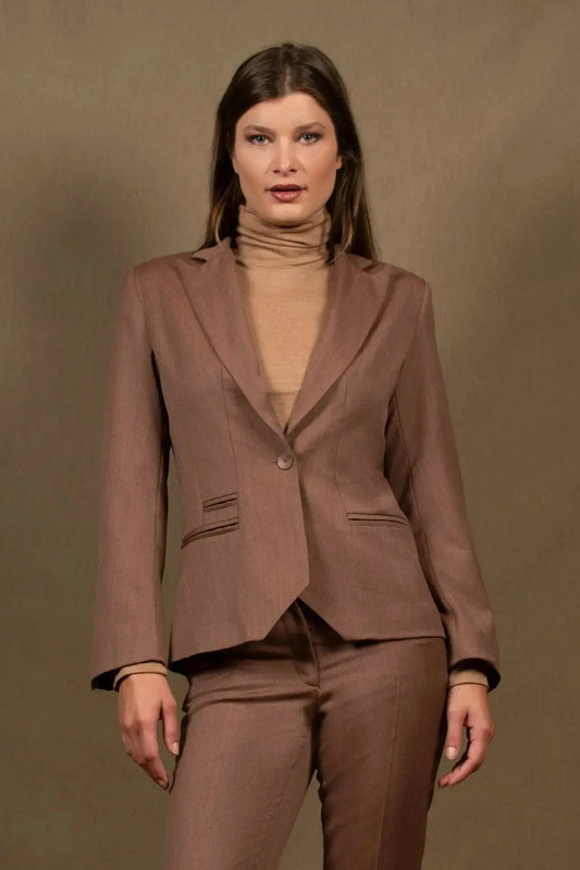 Veste tailleur femme, couleur tomette, en laine, coupe cintrée, col tailleur cranté, boutonnage simple, trois poches passepoilées. Elle présente également une poche intérieure.