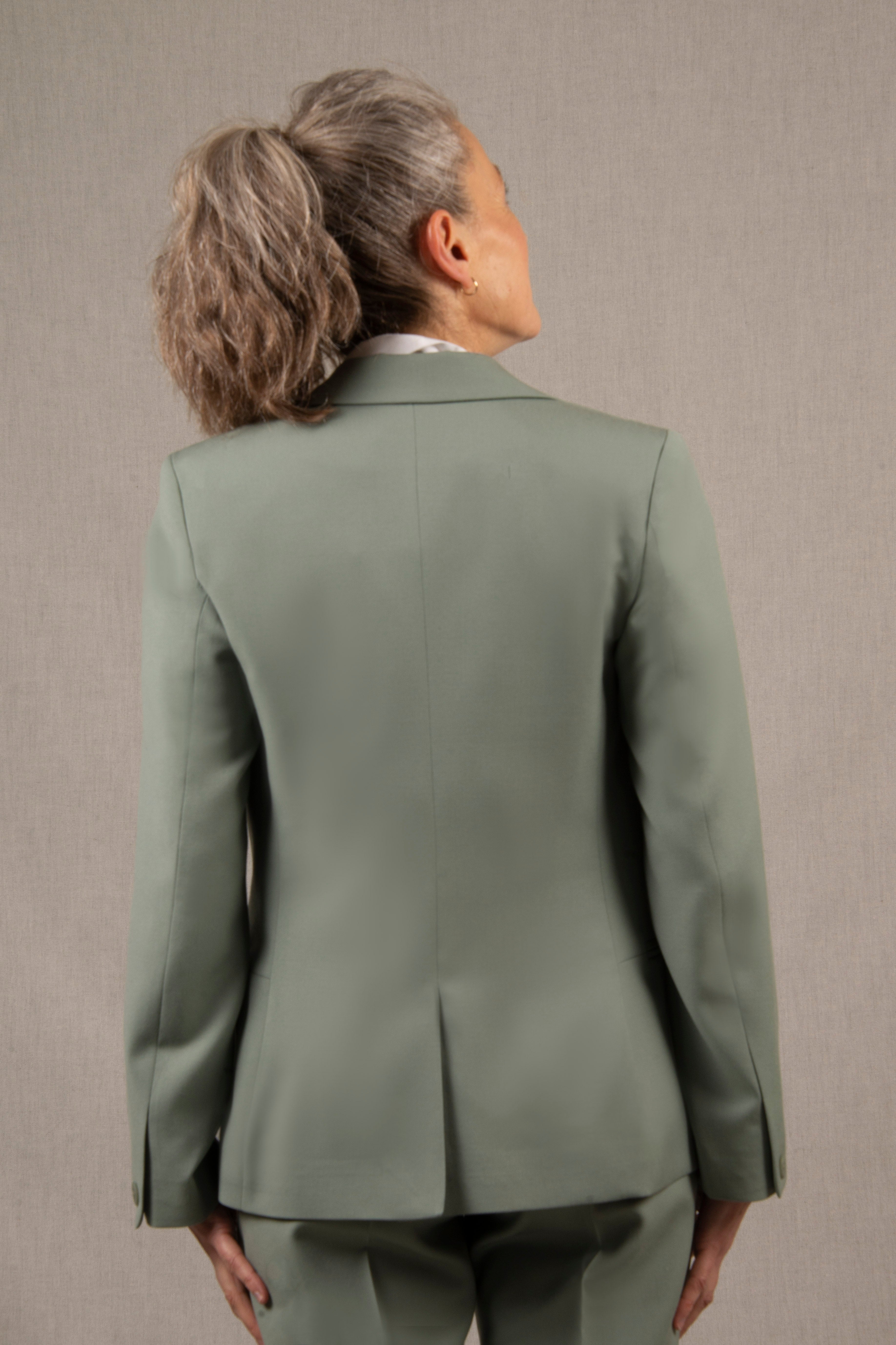 Tailleur Femme Veste Cintrée Pantalon Fitté Laine Vert Sauge – Conception