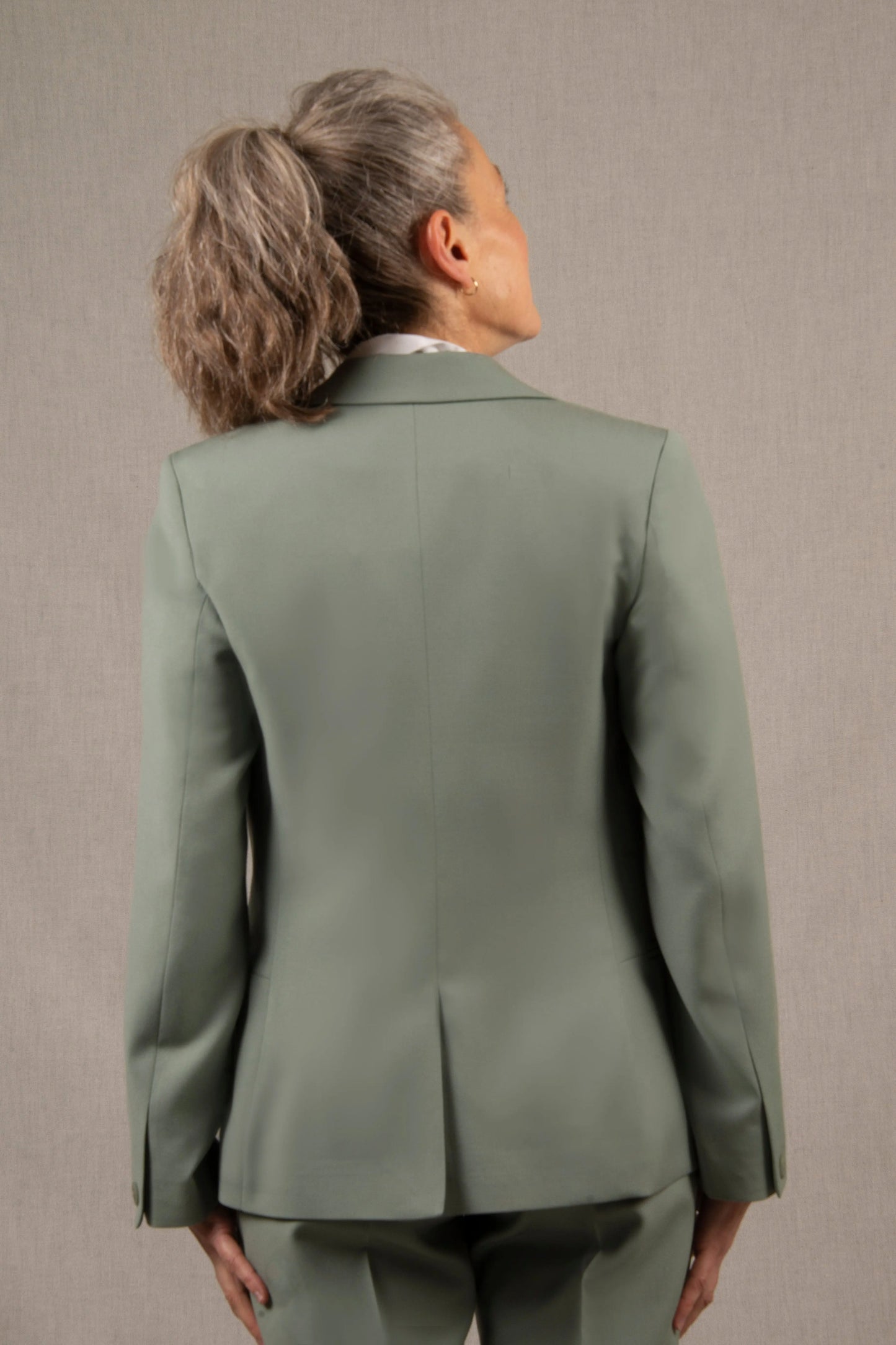 Veste Tailleur Femme Cintrée en Laine Vert Sauge - Conception My tailor is Joh