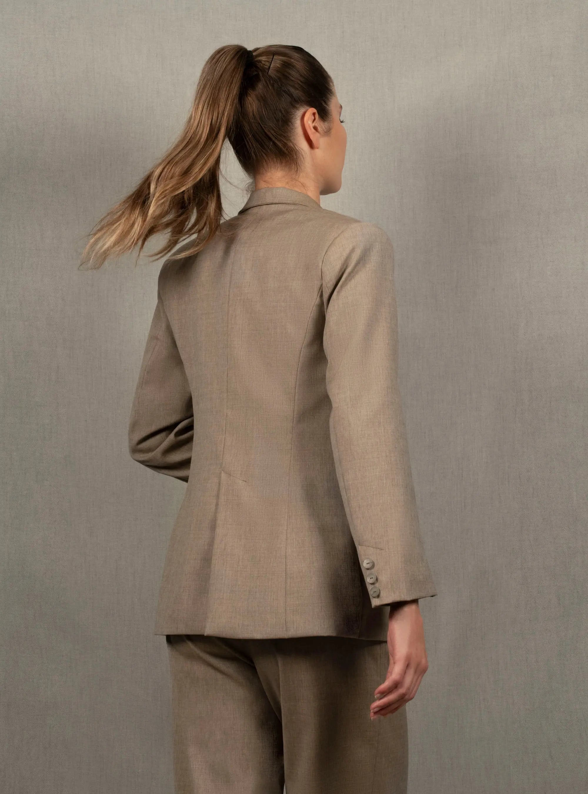Veste Costume Tailleur Femme Grège en Laine – Illusion - My tailor is Joh