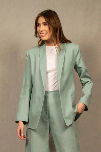 Avec sa teinte fraîche et sa coupe décontracté-chic, cette veste en lin bleu céladon est un indispensable de saison. À porter en ensemble coordonné ou dépareillée sur un jean, elle incarne une élégance naturelle et sans effort.