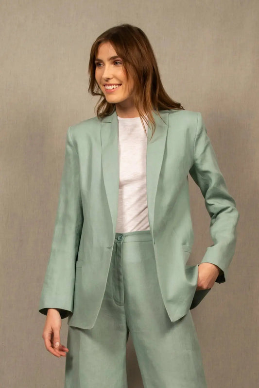Avec sa teinte fraîche et sa coupe décontracté-chic, cette veste en lin bleu céladon est un indispensable de saison. À porter en ensemble coordonné ou dépareillée sur un jean, elle incarne une élégance naturelle et sans effort.