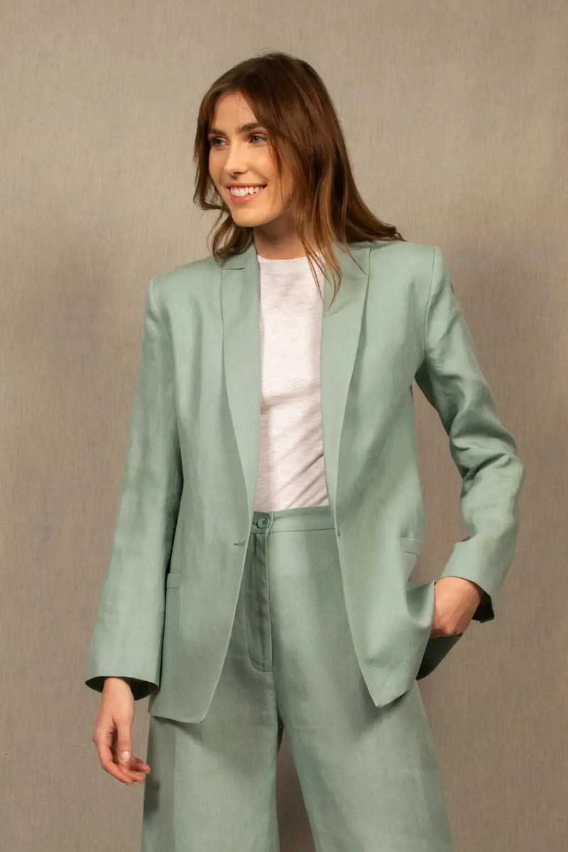 Avec sa teinte fraîche et sa coupe décontracté-chic, cette veste en lin bleu céladon est un indispensable de saison. À porter en ensemble coordonné ou dépareillée sur un jean, elle incarne une élégance naturelle et sans effort.