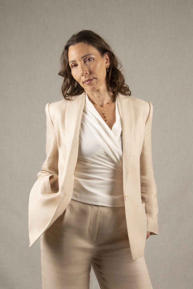 Confectionné en 100% lin, cette veste est légèrement cintrée, mi-longue et à entoilage léger. Elle comporte deux poches à un passepoil sur le devant. Son boutonnage est simple. Il y a une fente dans le dos et elle se ferme sur le devant par un bouton. Son col est étroit.