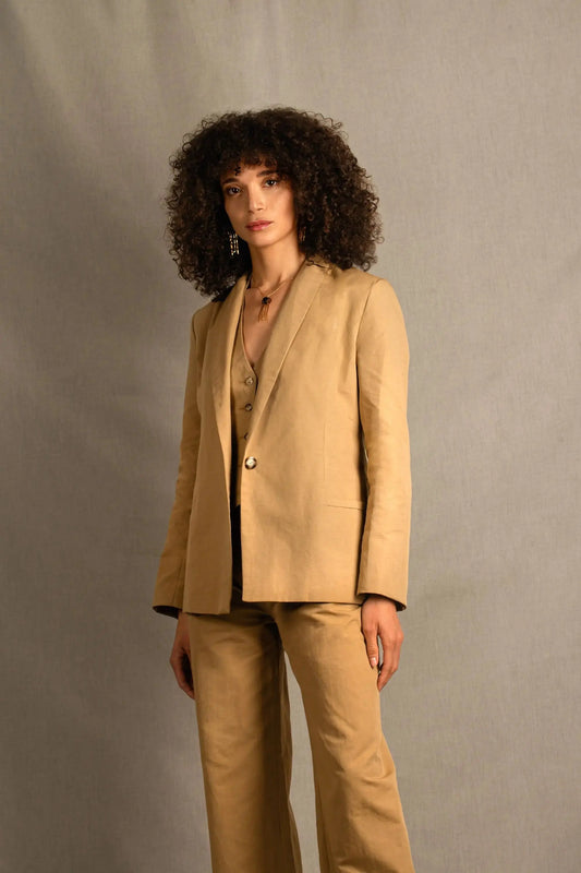 Confectionné en 100% lin, cette veste est légèrement cintrée, mi-longue et à entoilage léger. Elle comporte deux poches à un passepoil sur le devant. Son boutonnage est simple. Il y a une fente dans le dos et elle se ferme sur le devant par un bouton. Son col est étroit.