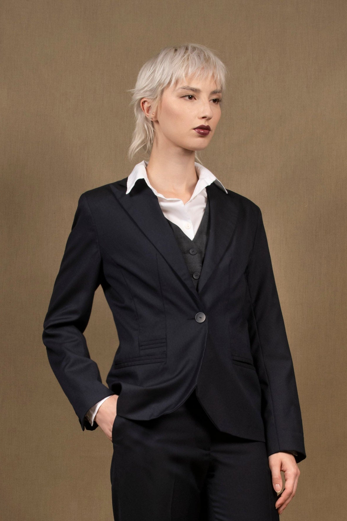 La veste tailleur laine bleu marine
Joliment cintrée avec son col tailleur cranté original, la structure de cette veste tailleur cintrée est soulignée par trois poches passepoilées qui rendent cette veste irrésistible et facile à porter. Une fente dos et une poche intérieure parfait le tout. Un seul bouton ton sur ton légèrement ombré orne subtilement les bas de manches et ferme cette veste tailleur.