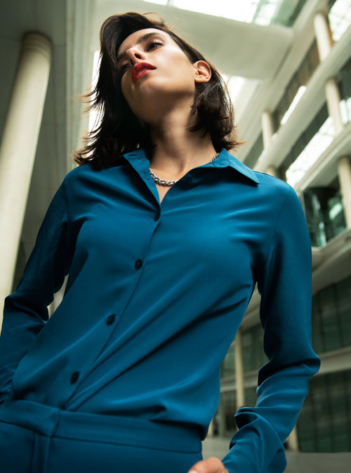 Chemisier soie bleu pour femme Conception - My Tailor Is Joh, la nouvelle marque de prêt à porter féminin, tailleurs, vestes, pantalons, robes, jupes, hauts, chaussures pour habiller les femmes.