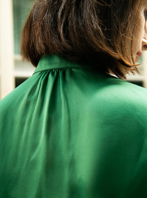 Chemisier soie col cravate vert pour femme Soeur - My Tailor Is Joh, la nouvelle marque de prêt à porter féminin, tailleurs, vestes, pantalons, robes, jupes, hauts, chaussures pour habiller les femmes.