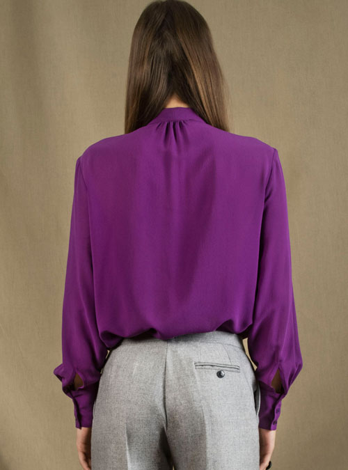 Le chemisier en soie violet col cravate Sœur - My Tailor Is Joh, la nouvelle marque de prêt à porter féminin, tailleurs, vestes, pantalons, robes, jupes, hauts, chaussures pour habiller les femmes.