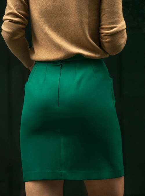 Jupe tailleur courte laine vert pour femme Conception - My Tailor Is Joh, la nouvelle marque de prêt à porter féminin, tailleurs, vestes, pantalons, robes, jupes, hauts, chaussures pour habiller les femmes.