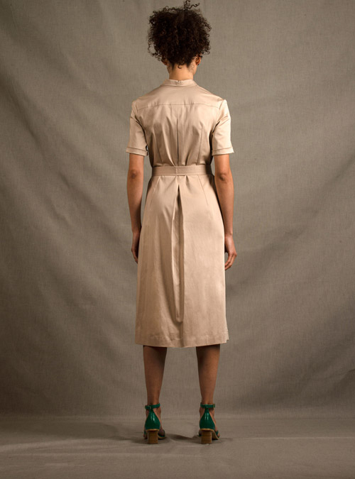 La robe chemisier beige - My Tailor Is Joh, la nouvelle marque de prêt à porter féminin, tailleurs, vestes, pantalons, robes, jupes, hauts, chaussures pour habiller les femmes.