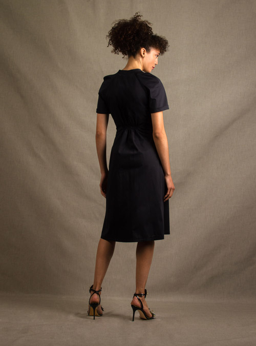 La robe dos nu coton noir à poids blancs Nonchalance - My Tailor Is Joh, la nouvelle marque de prêt à porter féminin, tailleurs, vestes, pantalons, robes, jupes, hauts, chaussures pour habiller les femmes.