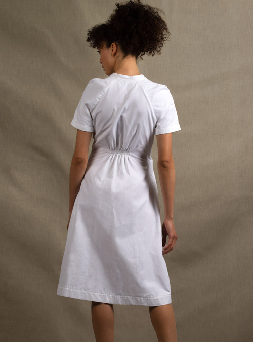 La robe portefeuille coton blanc Parenthèse - My Tailor Is Joh, la nouvelle marque de prêt à porter féminin, tailleurs, vestes, pantalons, robes, jupes, hauts, chaussures pour habiller les femmes.
