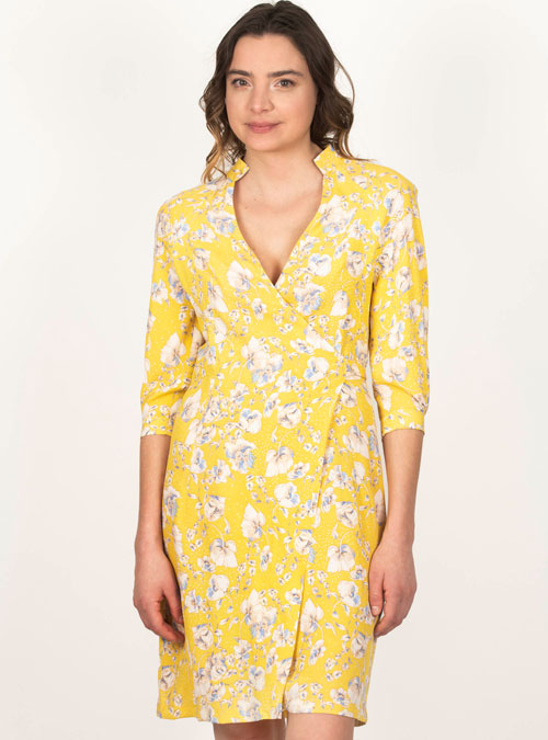 La robe portefeuille jaune à fleur Illusion - My Tailor Is Joh, la nouvelle marque de prêt à porter féminin, tailleurs, vestes, pantalons, robes, jupes, hauts, chaussures pour habiller les femmes.