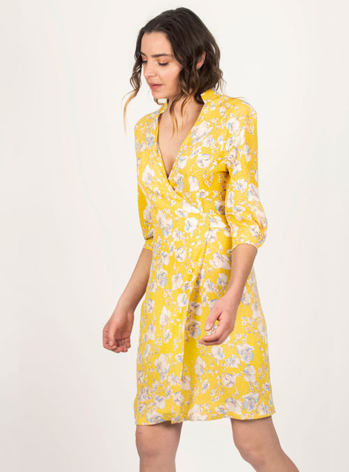 La robe portefeuille jaune à fleur Illusion - My Tailor Is Joh, la nouvelle marque de prêt à porter féminin, tailleurs, vestes, pantalons, robes, jupes, hauts, chaussures pour habiller les femmes.
