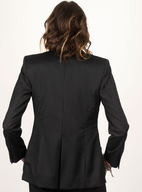 La veste femme tailleur rayé Illusion - My Tailor Is Joh, la nouvelle marque de prêt à porter féminin, tailleurs, vestes, pantalons, robes, jupes, hauts, chaussures pour habiller les femmes.