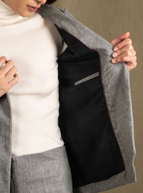 Le tailleur femme veste pantalon laine gris Conception - My Tailor Is Joh, la nouvelle marque de prêt à porter féminin, tailleurs, vestes, pantalons, robes, jupes, hauts, chaussures pour habiller les femmes.