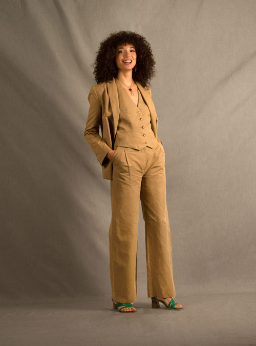Le tailleur femme veste pantalon large sable Illusion - My Tailor Is Joh, la nouvelle marque de prêt à porter féminin, tailleurs, vestes, pantalons, robes, jupes, hauts, chaussures pour habiller les femmes.
