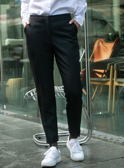 Pantalon tailleur femme laine noir fittée Conception - My Tailor Is Joh, la nouvelle marque de prêt à porter féminin, tailleurs, vestes, pantalons, robes, jupes, hauts, chaussures pour habiller les femmes.