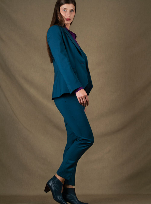 Le tailleur femme veste pantalon Conception bleu pétrole - My Tailor Is Joh, la nouvelle marque de prêt à porter féminin, tailleurs, vestes, pantalons, robes, jupes, hauts, chaussures pour habiller les femmes.