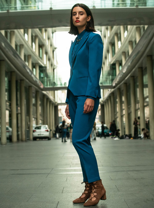 Le tailleur femme veste pantalon Conception bleu - My Tailor Is Joh, la nouvelle marque de prêt à porter féminin, tailleurs, vestes, pantalons, robes, jupes, hauts, chaussures pour habiller les femmes.