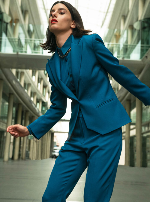 Le tailleur femme veste pantalon Conception bleu - My Tailor Is Joh, la nouvelle marque de prêt à porter féminin, tailleurs, vestes, pantalons, robes, jupes, hauts, chaussures pour habiller les femmes.
