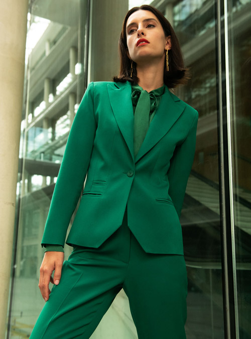 Le tailleur femme veste pantalon Conception vert - My Tailor Is Joh, la nouvelle marque de prêt à porter féminin, tailleurs, vestes, pantalons, robes, jupes, hauts, chaussures pour habiller les femmes.