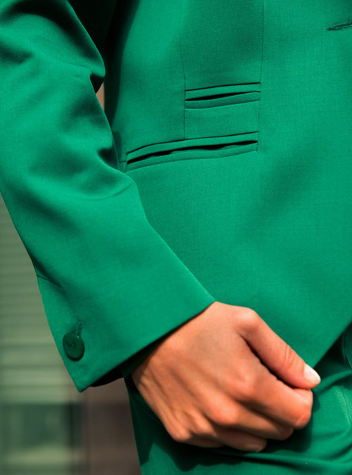 Le tailleur femme veste pantalon Conception vert - My Tailor Is Joh, la nouvelle marque de prêt à porter féminin, tailleurs, vestes, pantalons, robes, jupes, hauts, chaussures pour habiller les femmes.