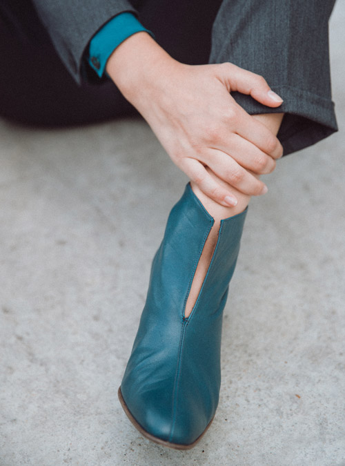 Bottines basses avec une fente milieu devant – extrémités légèrement carré – talon de 5 cm.Accompagnent parfaitement le tailleur « Conception », également subliment avec un jean ou une jupe courte.