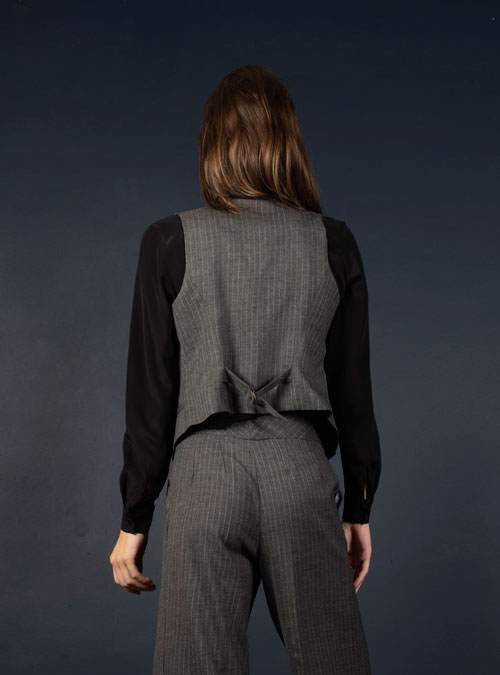 Le gilet tailleur femme gris rayé Conception - My Tailor Is Joh, la nouvelle marque de prêt à porter féminin, tailleurs, vestes, pantalons, robes, jupes, hauts, chaussures pour habiller les femmes.