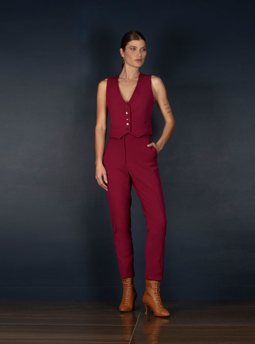 Le gilet tailleur femme rose pivoine Conception - My Tailor Is Joh, la nouvelle marque de prêt à porter féminin, tailleurs, vestes, pantalons, robes, jupes, hauts, chaussures pour habiller les femmes.