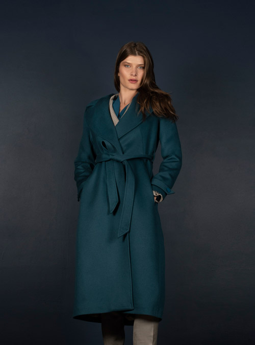 Manteau femme droit en laine et cachemire légèrement évasé, il est ajustable selon votre style et goût du jour, grâce à la ceinture détachable.