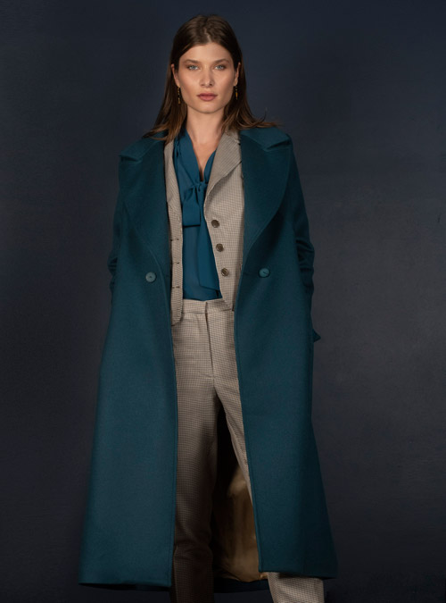 Manteau femme droit en laine et cachemire légèrement évasé, il est ajustable selon votre style et goût du jour, grâce à la ceinture détachable