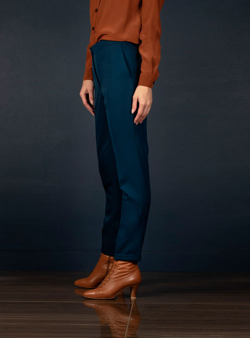 Le pantalon tailleur femme bleu pétrole en laine Conception - My Tailor Is Joh, la nouvelle marque de prêt à porter féminin, tailleurs, vestes, pantalons, robes, jupes, hauts, chaussures pour habiller les femmes.