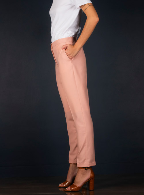 Le pantalon tailleur femme fitté en laine rose ballerine fabriqué en france