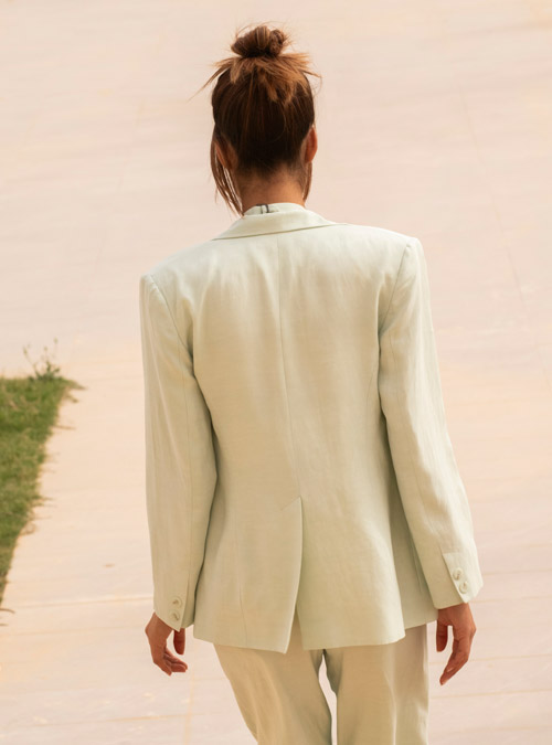 La veste tailleur vert d’eau Illusion - My Tailor Is Joh, la nouvelle marque de prêt à porter féminin, tailleurs, vestes, pantalons, robes, jupes, hauts, chaussures pour habiller les femmes.